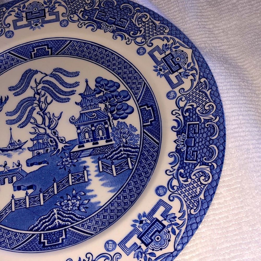 English Ironstone England Willow pattern blue & white plate vintage - Picture 3 of 5